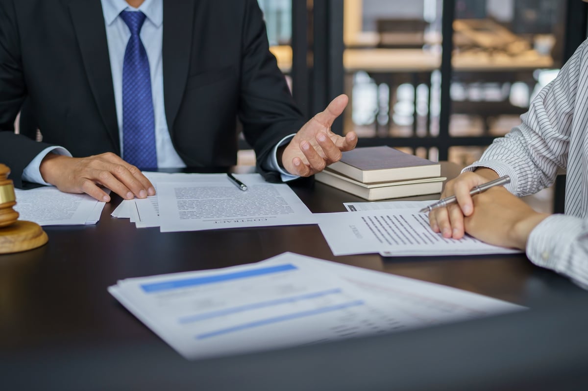 Spanish speaking criminal defence solicitors in the UK advising a client facing criminal charges