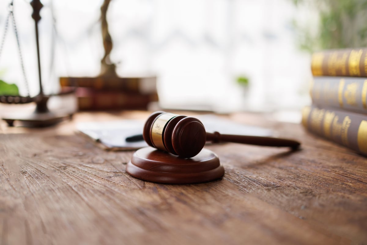 Free Legal Aid Magistrates' Court solicitor's gavel and scales of justice representing criminal defence at Magistrates Court proceedings