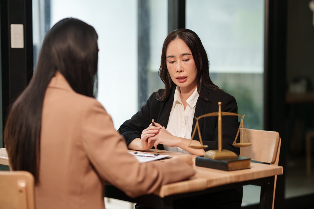 Lawyer for drugs importation and exportation offences consulting with a client at a desk